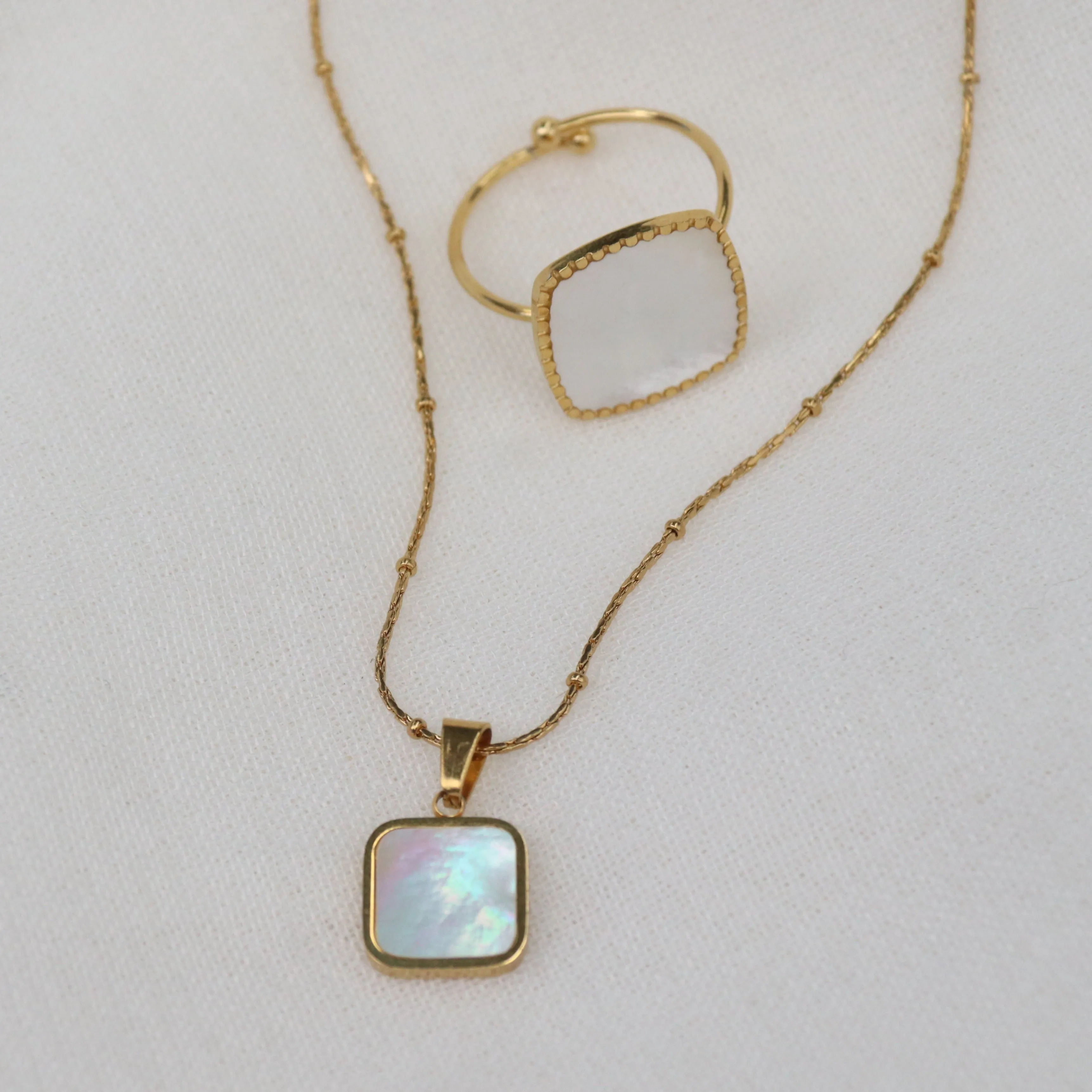 Leyte | Mother of Pearl 18k Gold Pendant Necklace