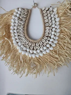 RAFFIA SHELL NECKLACE